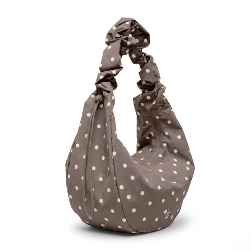 MOON BAG RUFFLE DOT Tasche in oyster (klassisches Taupe-Braun) stehend aus diagonaler Perspektive.