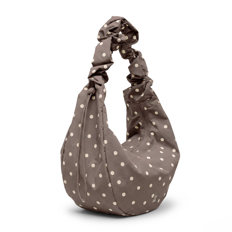 MOON BAG RUFFLE DOT Tasche in oyster (klassisches Taupe-Braun) stehend aus diagonaler Perspektive.