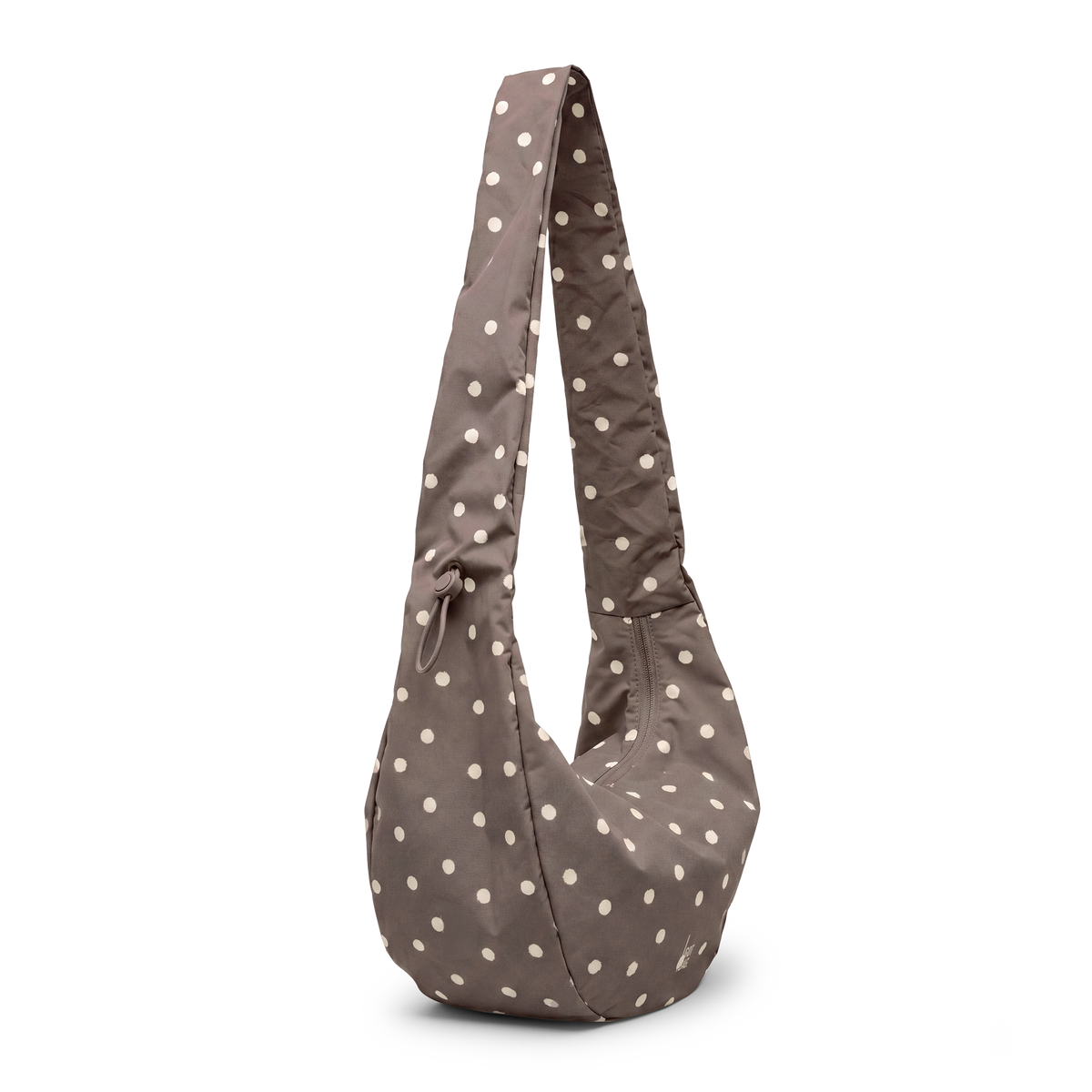 MOON BAG RUFFLE DOT Tasche in oyster (klassisches Taupe-Braun) in diagonaler Ansicht.