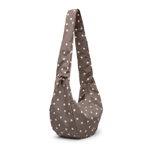 MOON BAG RUFFLE DOT Tasche in oyster (klassisches Taupe-Braun) in diagonaler Ansicht.