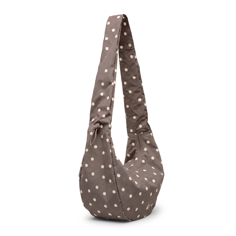 MOON BAG RUFFLE DOT Tasche in oyster (klassisches Taupe-Braun) in diagonaler Ansicht.