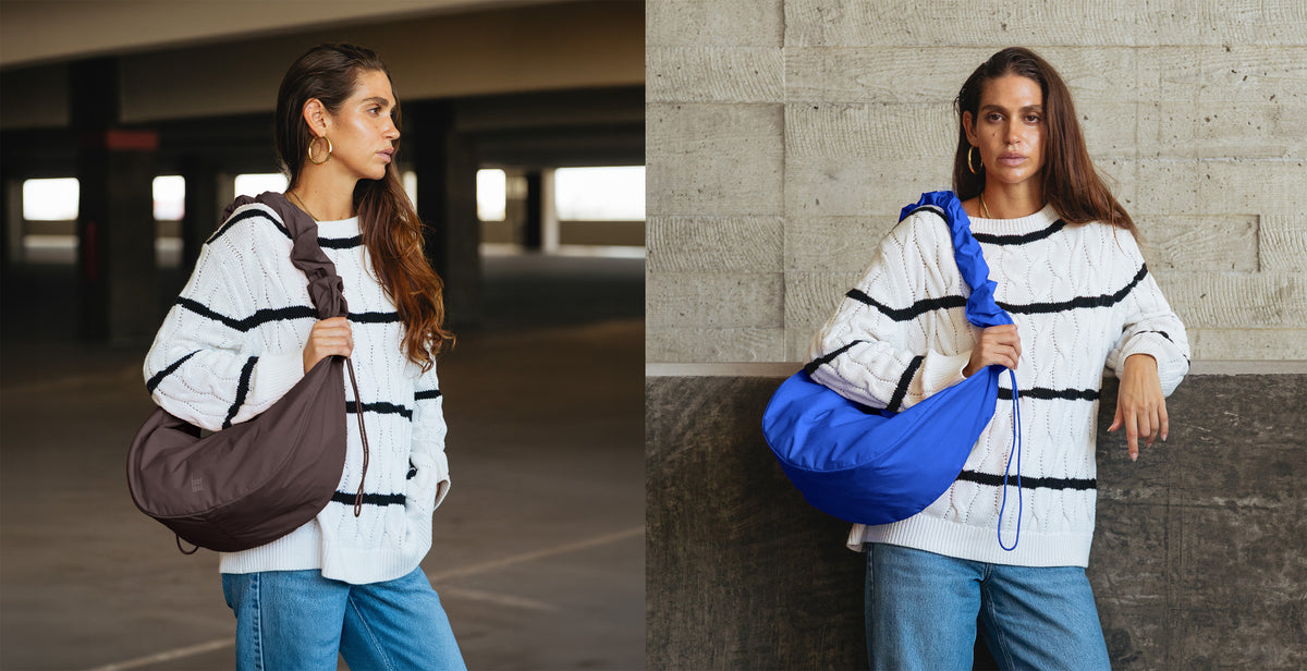 MOON BAG RUFFLE Tas in sea lion door een vrouw over de schouder gedragen.