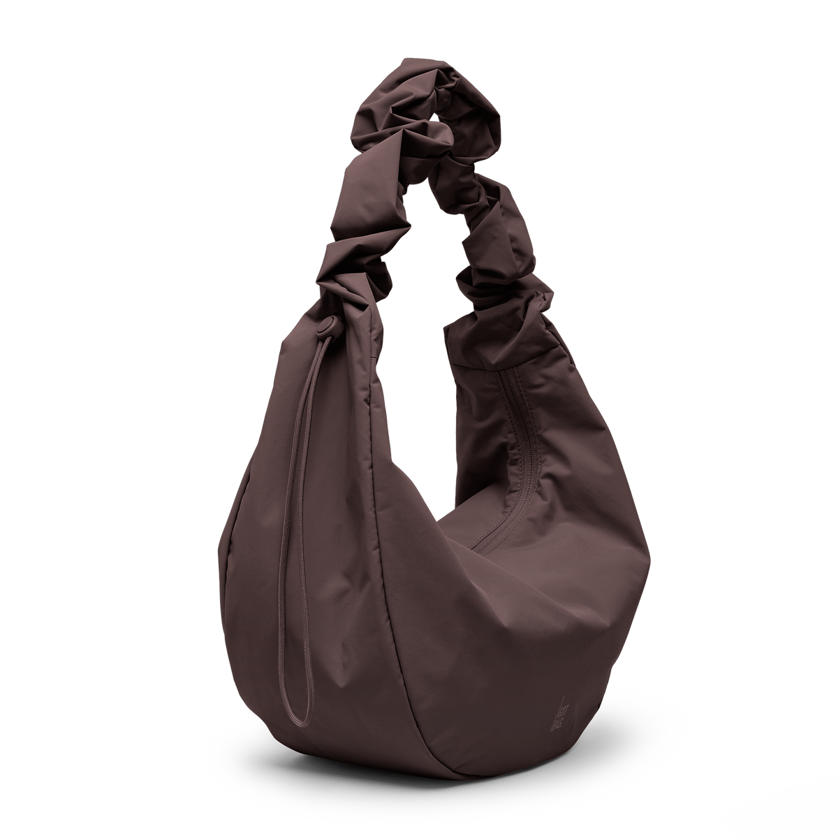 MOON BAG RUFFLE Tasche in sea lion (dunkles Schokobraun) als Studioaufnahme in diagonaler Ansicht.