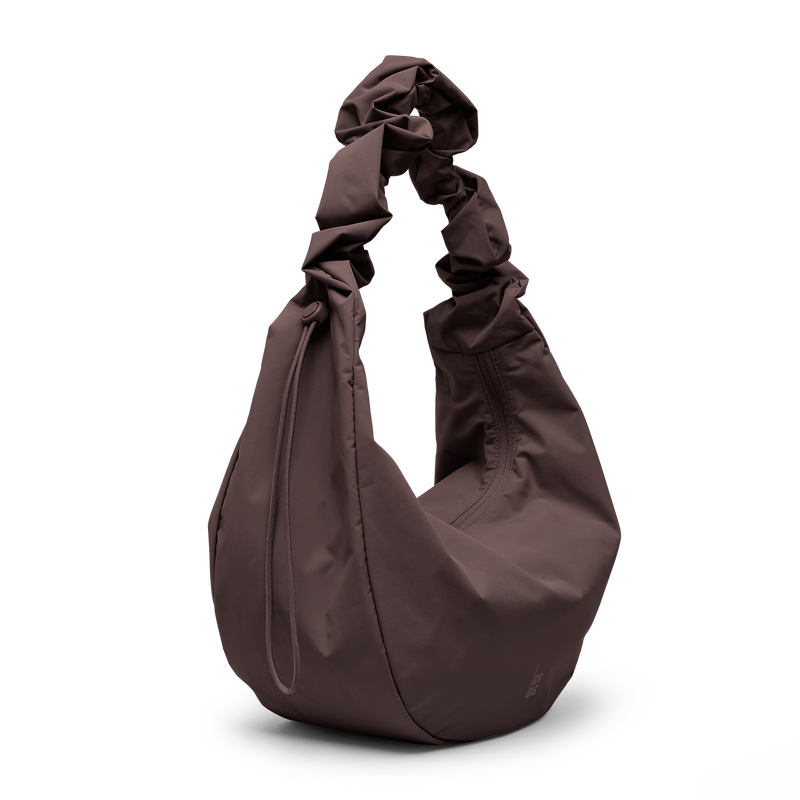 MOON BAG RUFFLE Tasche in sea lion (dunkles Schokobraun) als Studioaufnahme in diagonaler Ansicht.