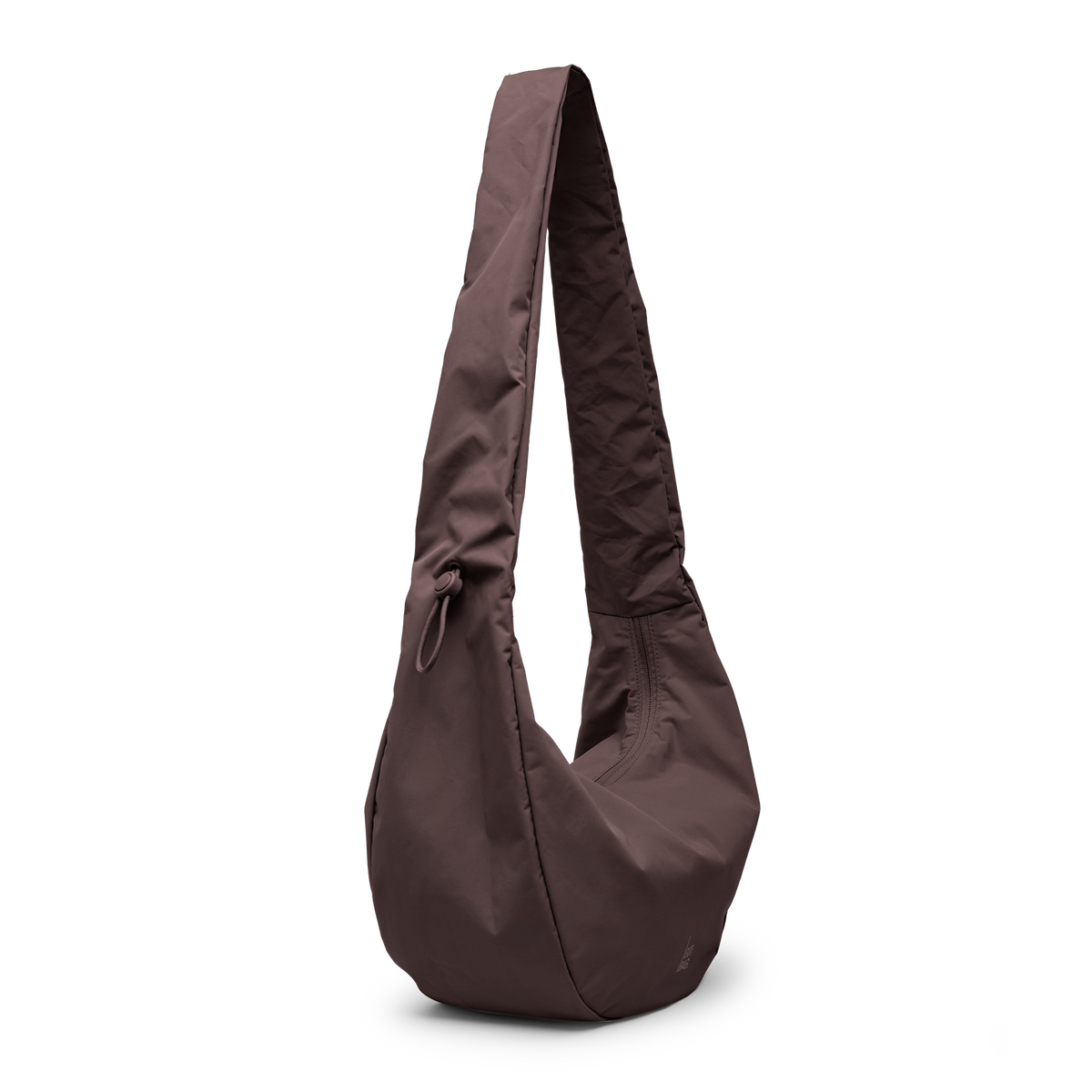 MOON BAG RUFFLE Tasche in sea lion (dunkles Schokobraun) als Studioaufnahme in diagonaler Ansicht.