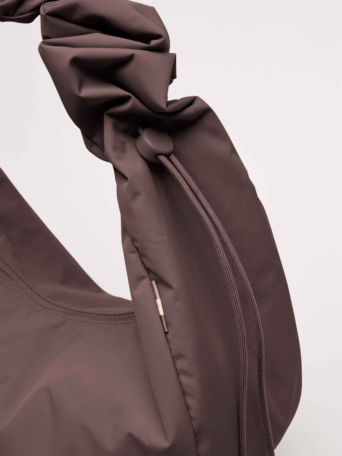 MOON BAG RUFFLE Tasche in sea lion (dunkles Schokobraun) als Detailaufnahme.