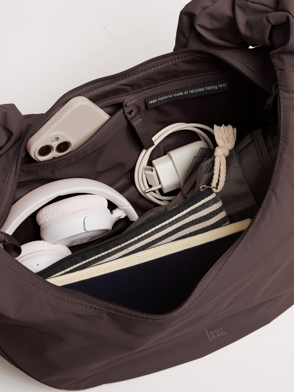 BA0301MO MOON BAG RUFFLE Tasche in sea lion (dunkles Schokobraun), Innenansicht mit Inhalt.