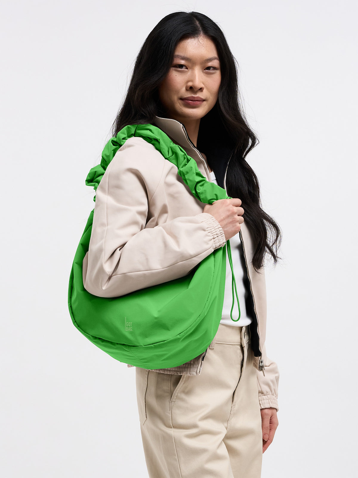 MOON BAG RUFFLE Tasche von einer Frau über der Schulter getragen.