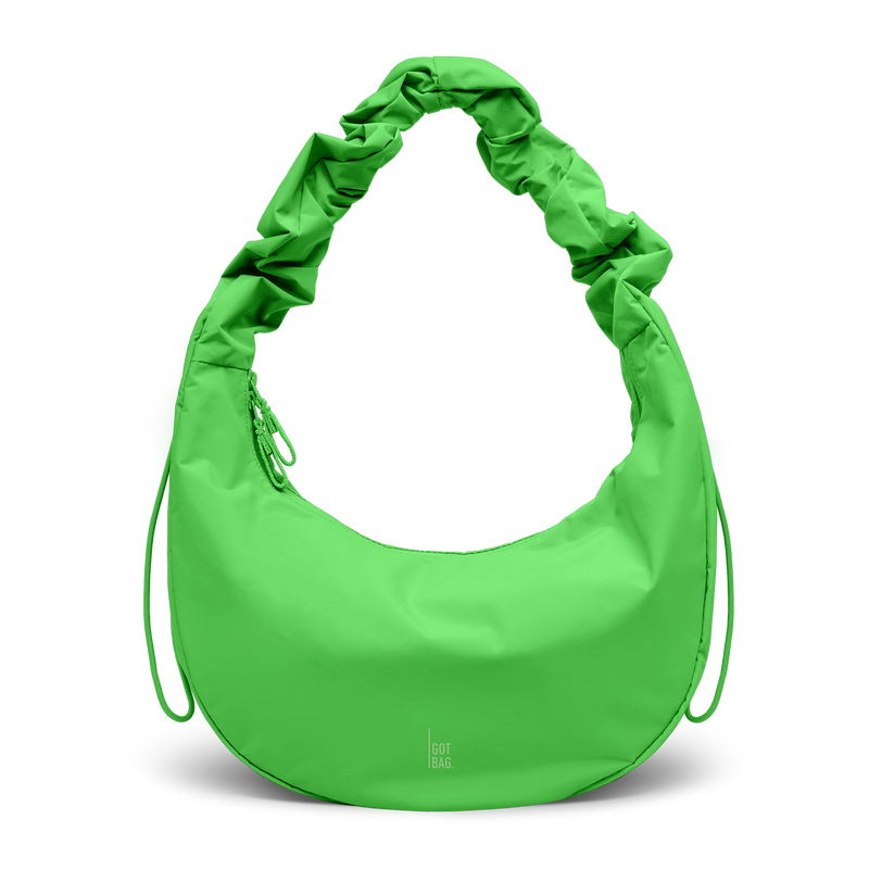MOON BAG RUFFLE Tasche in leaf als Studioaufnahme in Frontansicht.