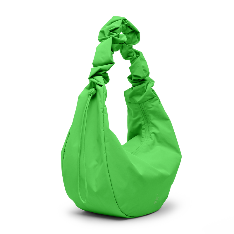 MOON BAG RUFFLE Tasche in leaf als Studioaufnahme in Front- und Seitenansicht.