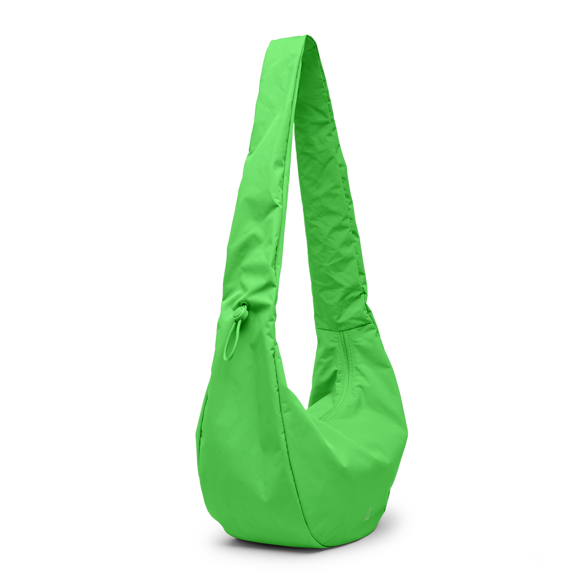 MOON BAG RUFFLE Tasche in leaf in diagonaler Ansicht.