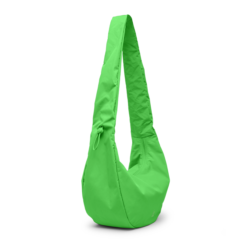 MOON BAG RUFFLE Tasche in leaf in diagonaler Ansicht.