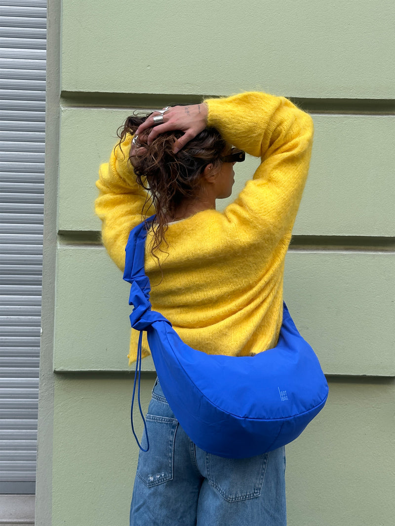 MOON BAG RUFFLE taška v cobalt (jasně kobaltově modrá) nošená crossbody ženou.