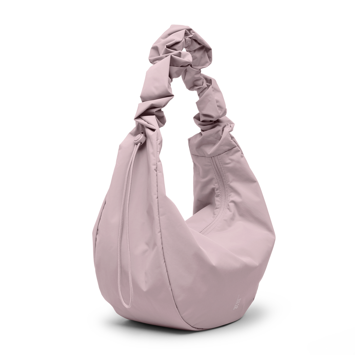 MOON BAG RUFFLE Tasche in pink dolphin (blasses Hellrosa) als Studioaufnahme in diagonaler Ansicht.