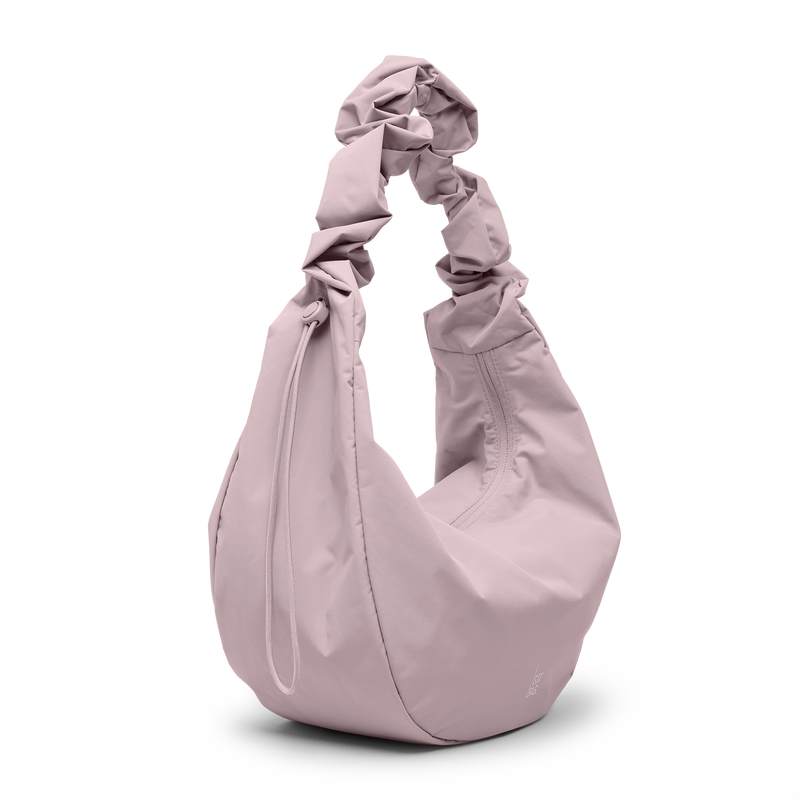 MOON BAG RUFFLE Tasche in pink dolphin (blasses Hellrosa) als Studioaufnahme in diagonaler Ansicht.