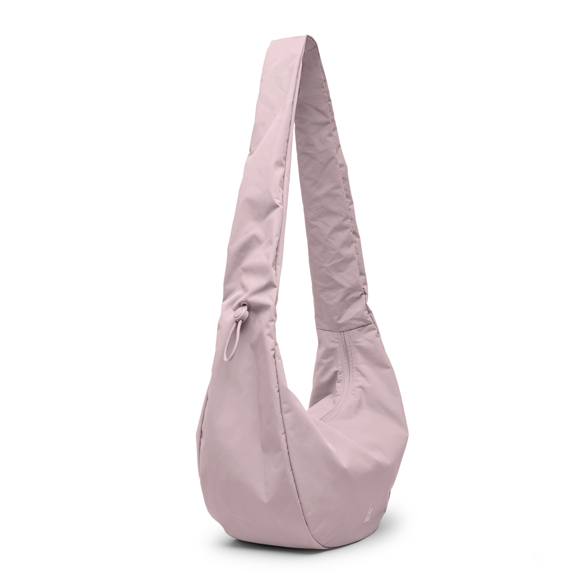 MOON BAG RUFFLE Tasche in pink dolphin (blasses Hellrosa) in Diagonalsicht.
