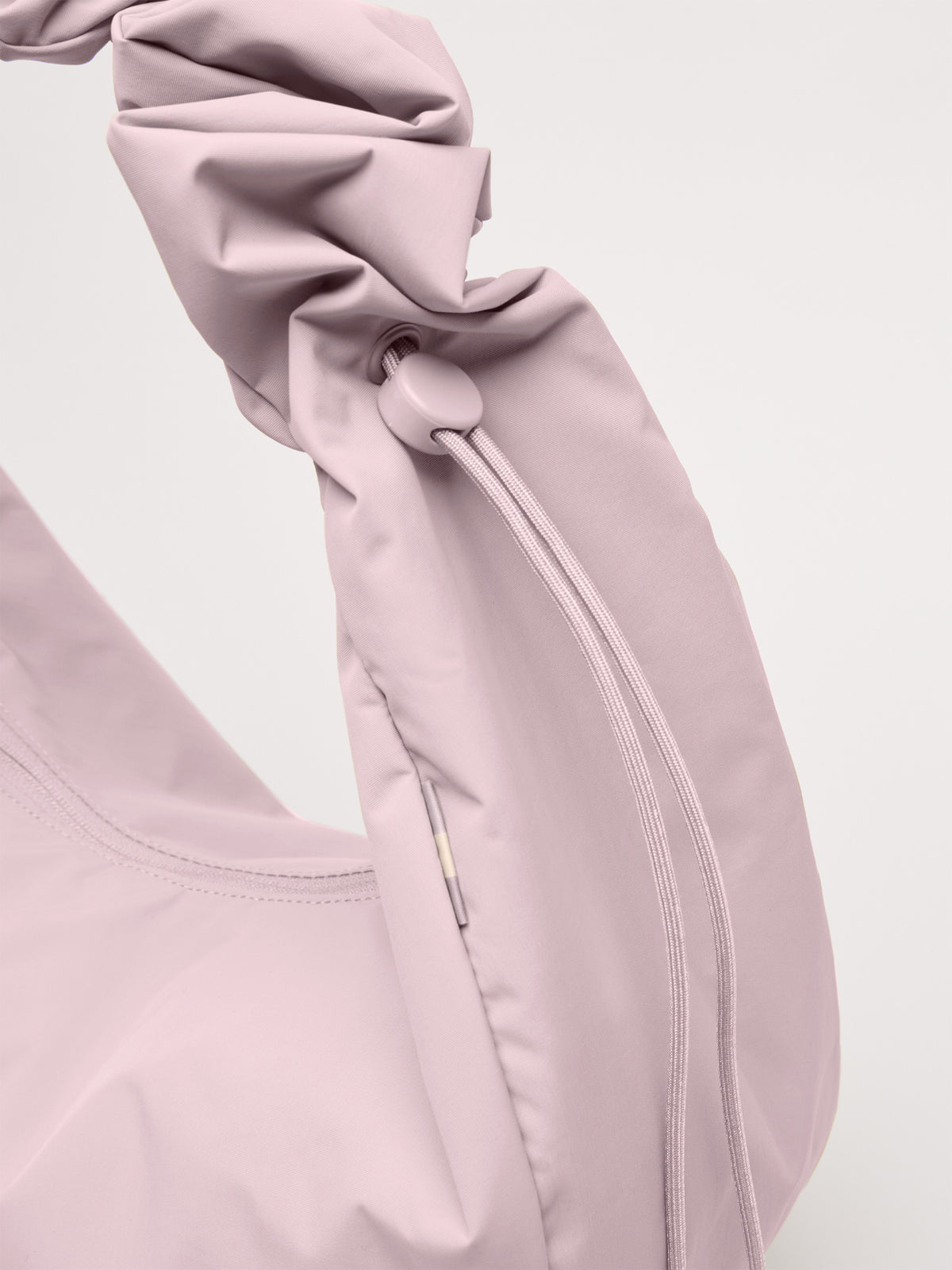 MOON BAG RUFFLE Tasche in pink dolphin (blasses Hellrosa) als Detailaufnahme.