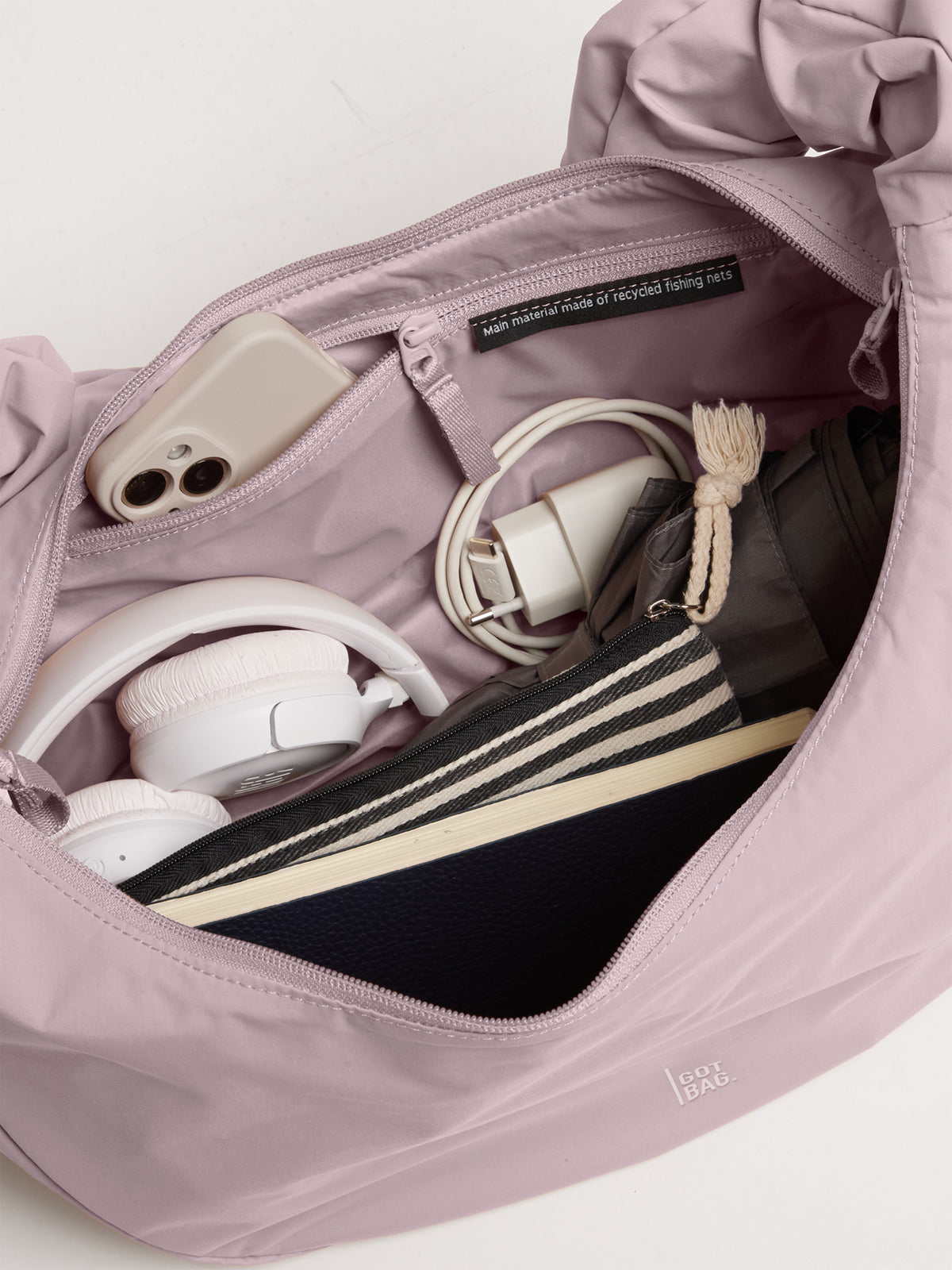 MOON BAG RUFFLE Tasche in pink dolphin (blasses Hellrosa) als Innenansicht, Hauptmaterial aus recycelten Fischernetzen.