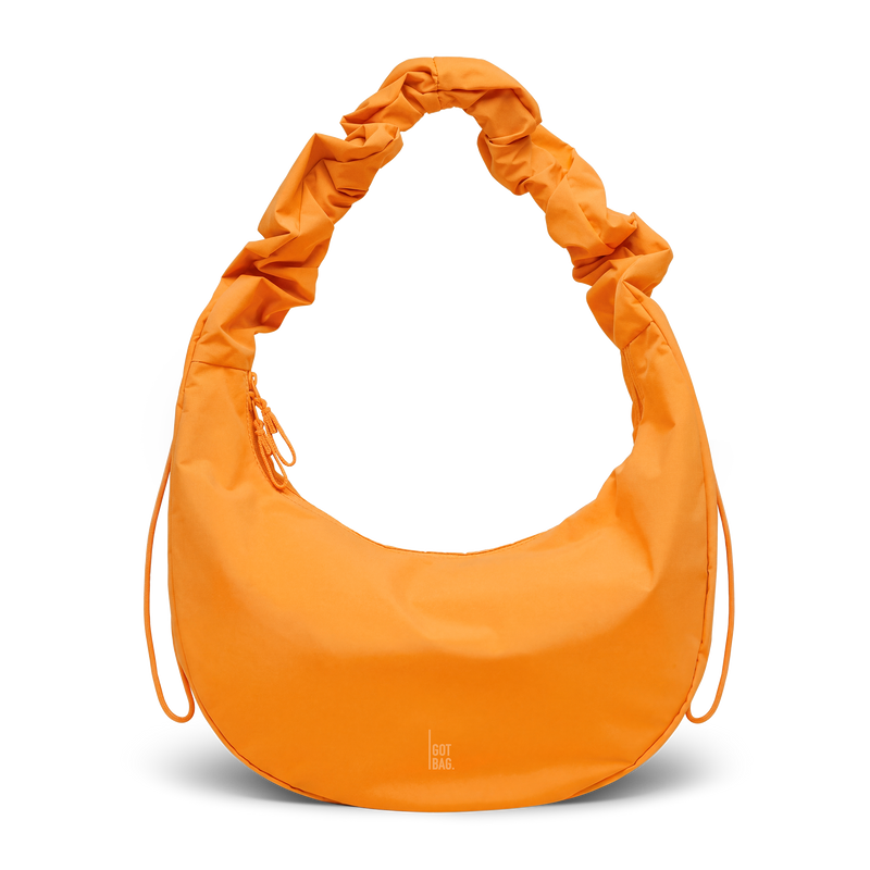 MOON BAG RUFFLE Tasche in clownfish (leuchtendes Orange-Gelb) als Studioaufnahme in Frontansicht.
