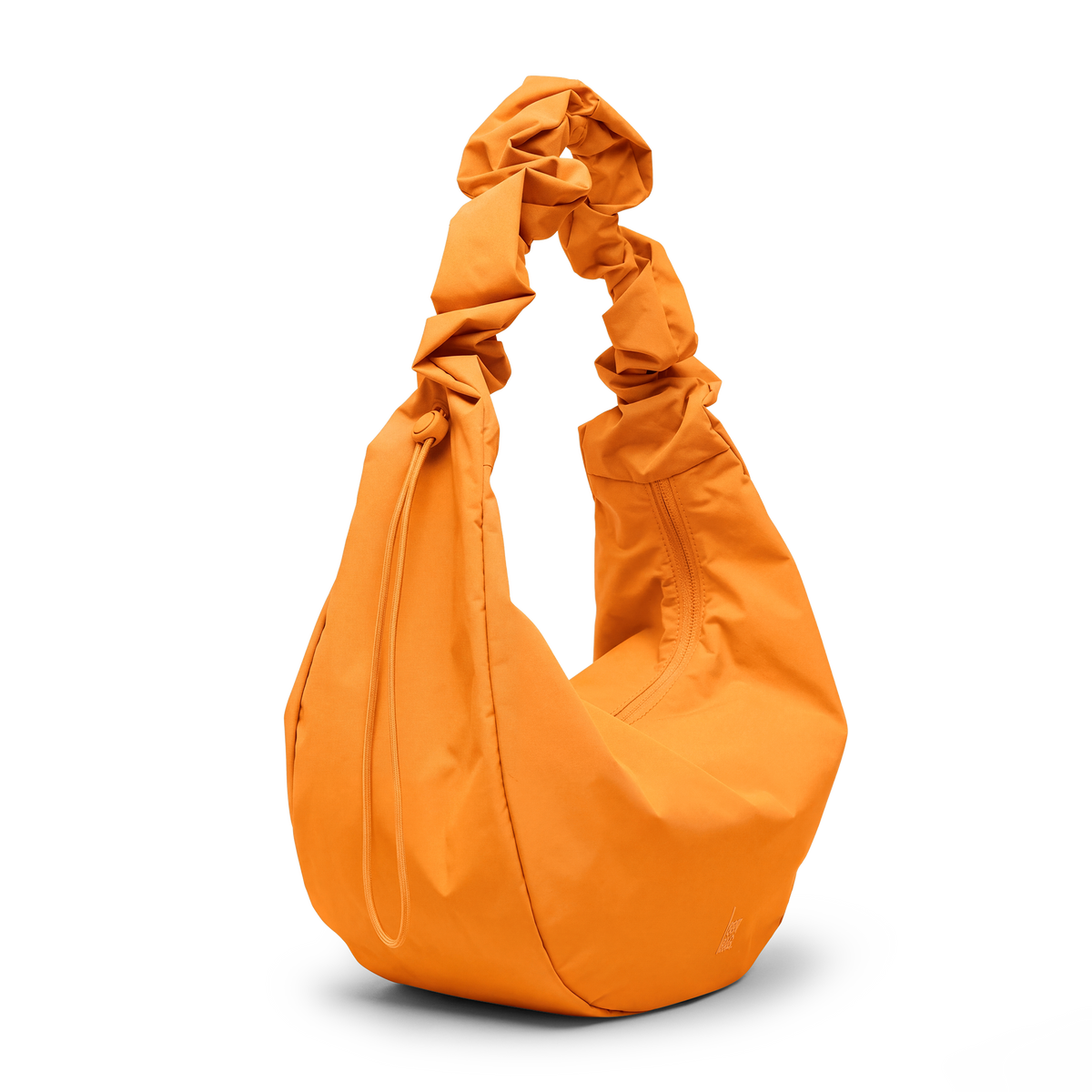 MOON BAG RUFFLE Tasche in clownfish (leuchtendes Orange-Gelb) als Studioaufnahme in leichter Diagonale.