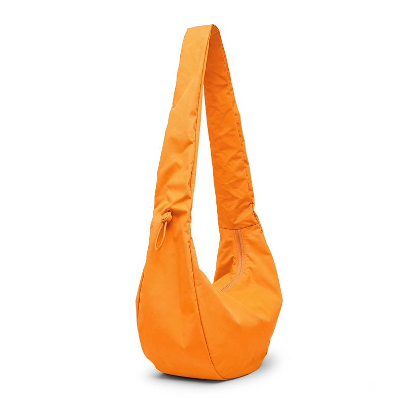 MOON BAG RUFFLE Tasche in clownfish (leuchtendes Orange-Gelb) als Studioaufnahme.