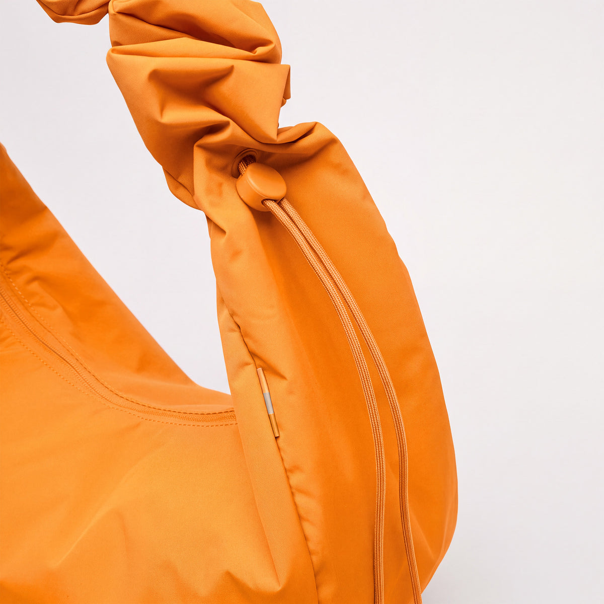 MOON BAG RUFFLE Tasche in clownfish (leuchtendes Orange-Gelb) als Detailaufnahme.
