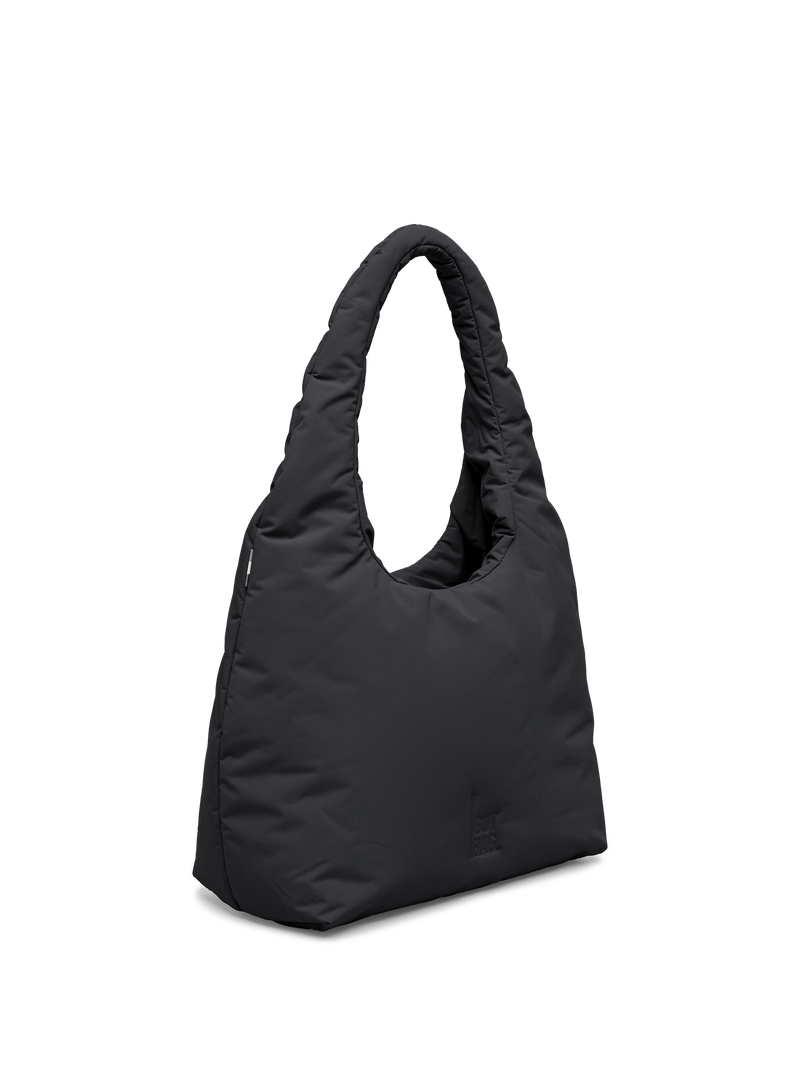 CLOUD SHOULDER BAG Tasche in black (Schwarz) in diagonaler Ansicht.