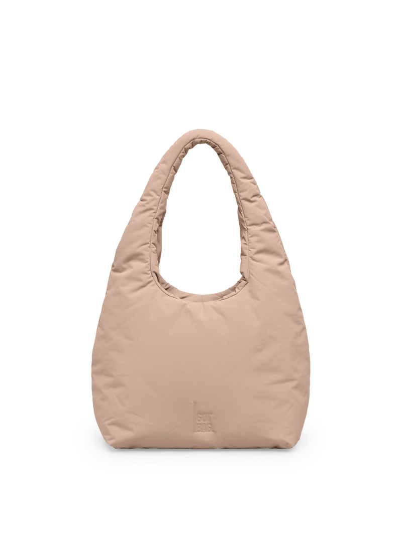 CLOUD SHOULDER BAG Tasche in sandbar (warmes Beige mit rötlichem Unterton) als Studioaufnahme in Frontansicht.