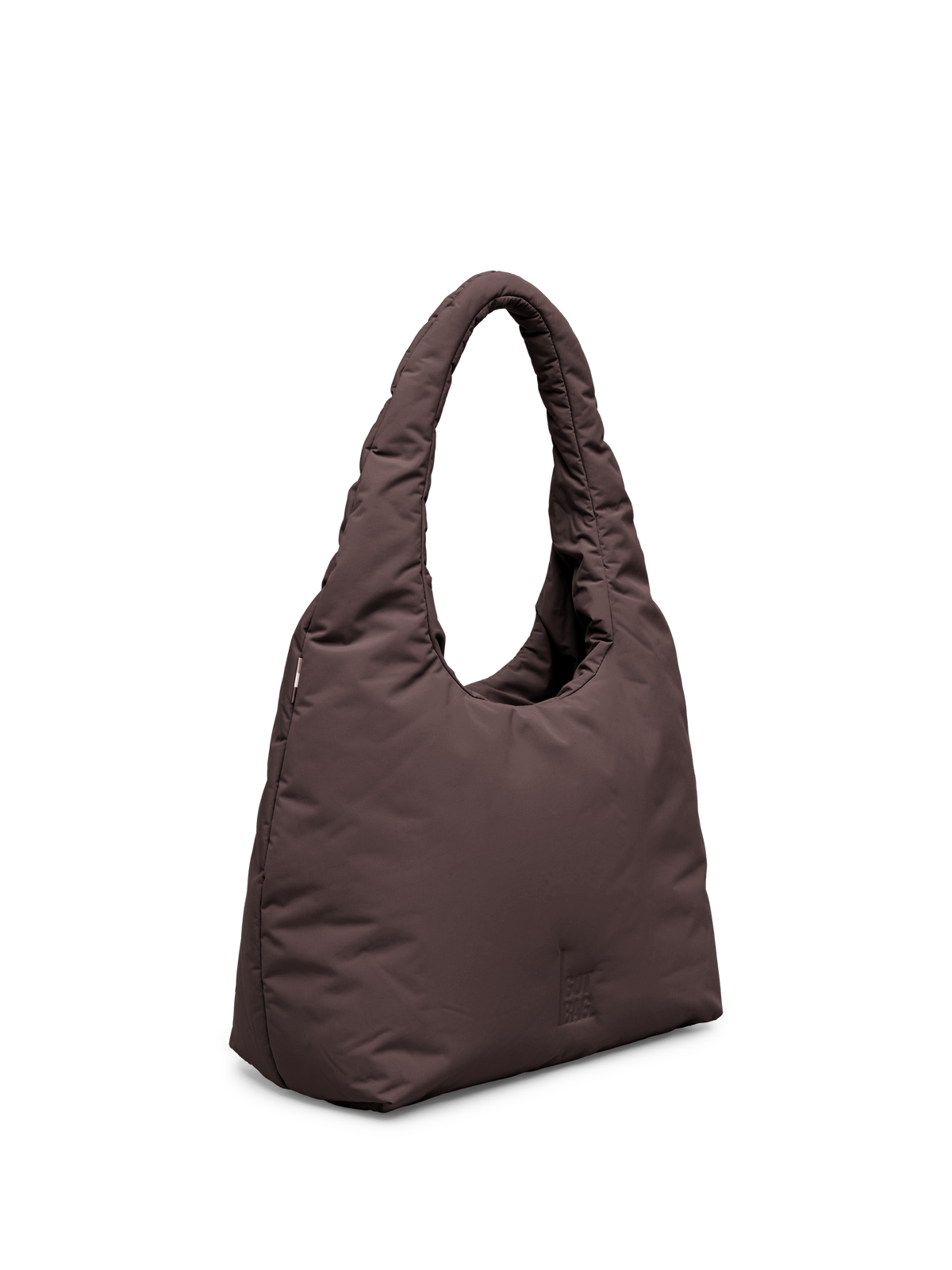 CLOUD SHOULDER BAG Tasche in sea lion (dunkles Schokobraun) als Studioaufnahme in diagonaler Ansicht.