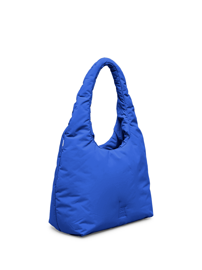 CLOUD SHOULDER BAG Tasche in cobalt (leuchtendes Kobaltblau) in schräger Ansicht von vorne.