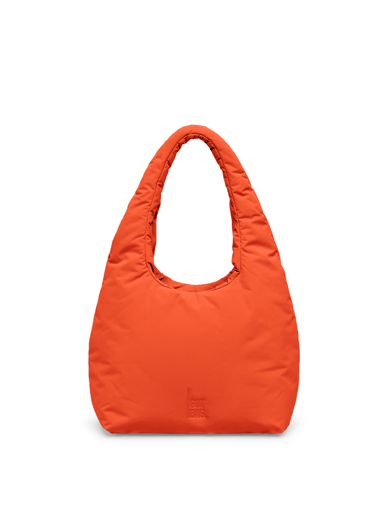 CLOUD SHOULDER BAG Tasche in hot coral (knalliges Orange) als Studioaufnahme in Frontansicht.