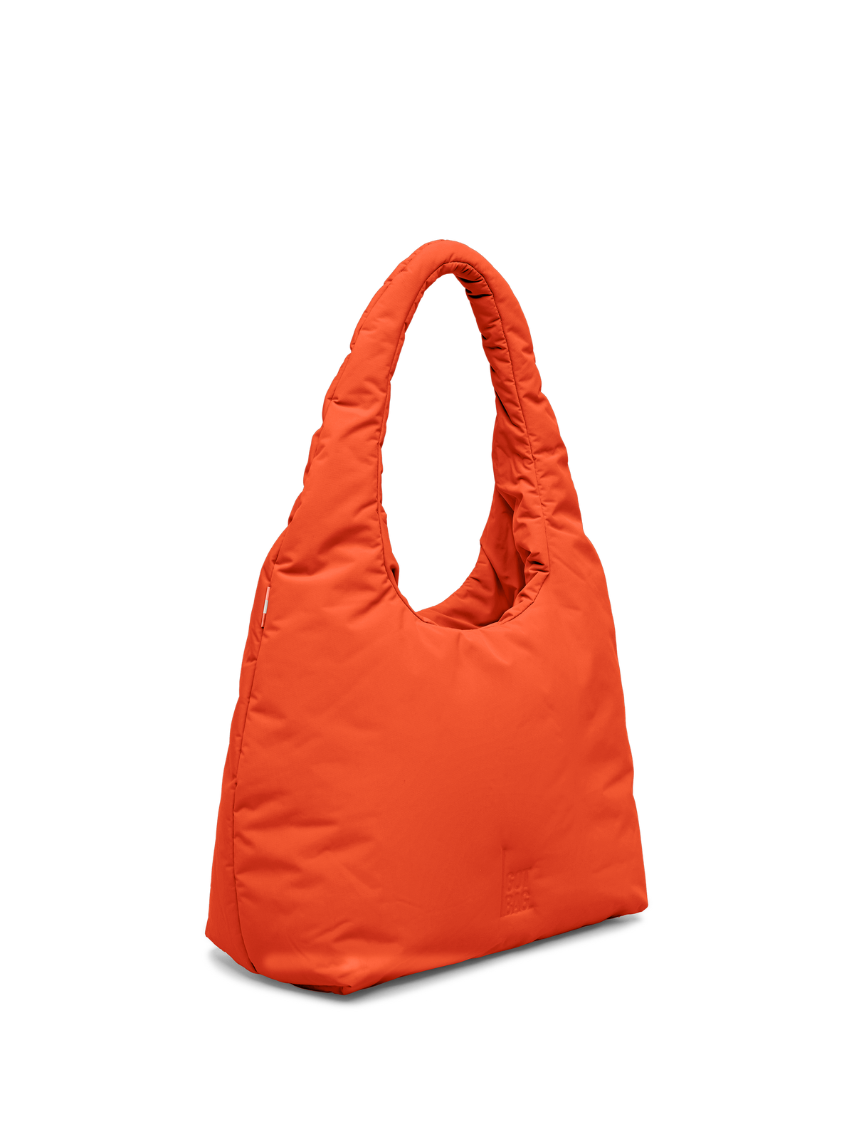 CLOUD SHOULDER BAG Tasche in hot coral (knalliges Orange) in diagonaler Ansicht.