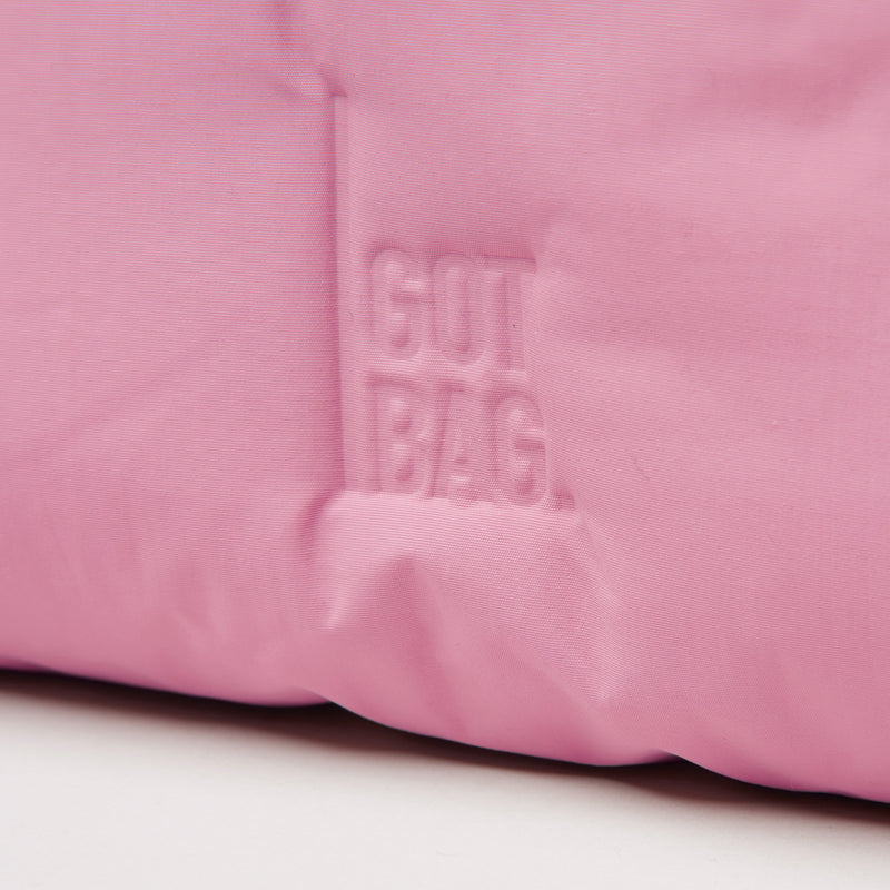 CLOUD SHOULDER BAG Tasche in sea rose (sattes Pastell-Rosa) mit geprägtem Logo als Detailaufnahme.