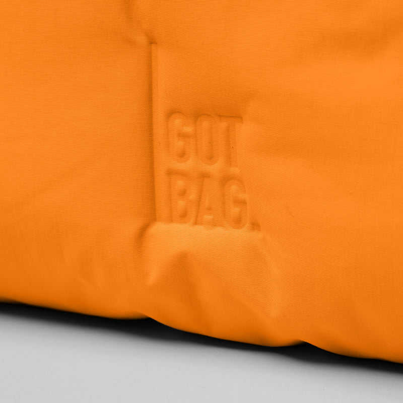 CLOUD SHOULDER BAG Tasche in clownfish (leuchtendes Orange-Gelb) als Detailaufnahme.