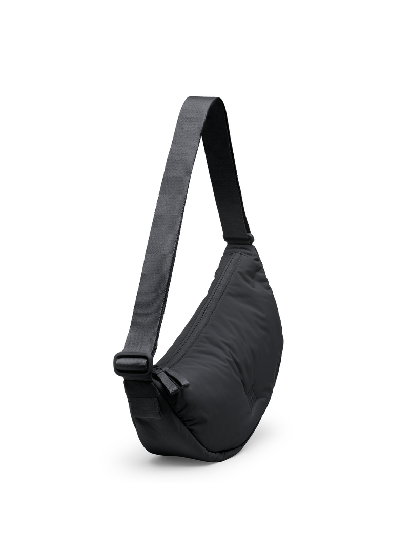 CLOUD MOON BAG SMALL Tasche in black (Schwarz) in diagonaler Ansicht.