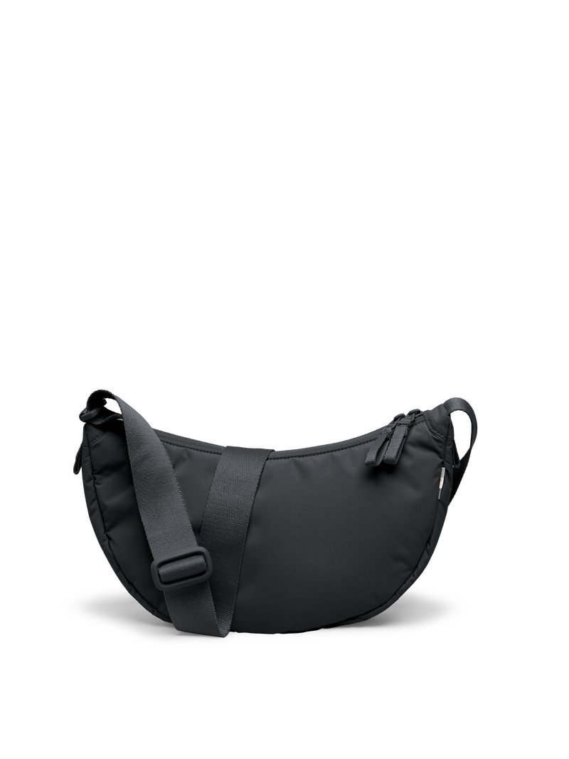 CLOUD MOON BAG SMALL Tasche in black (Schwarz) als Studioaufnahme in Rückansicht.