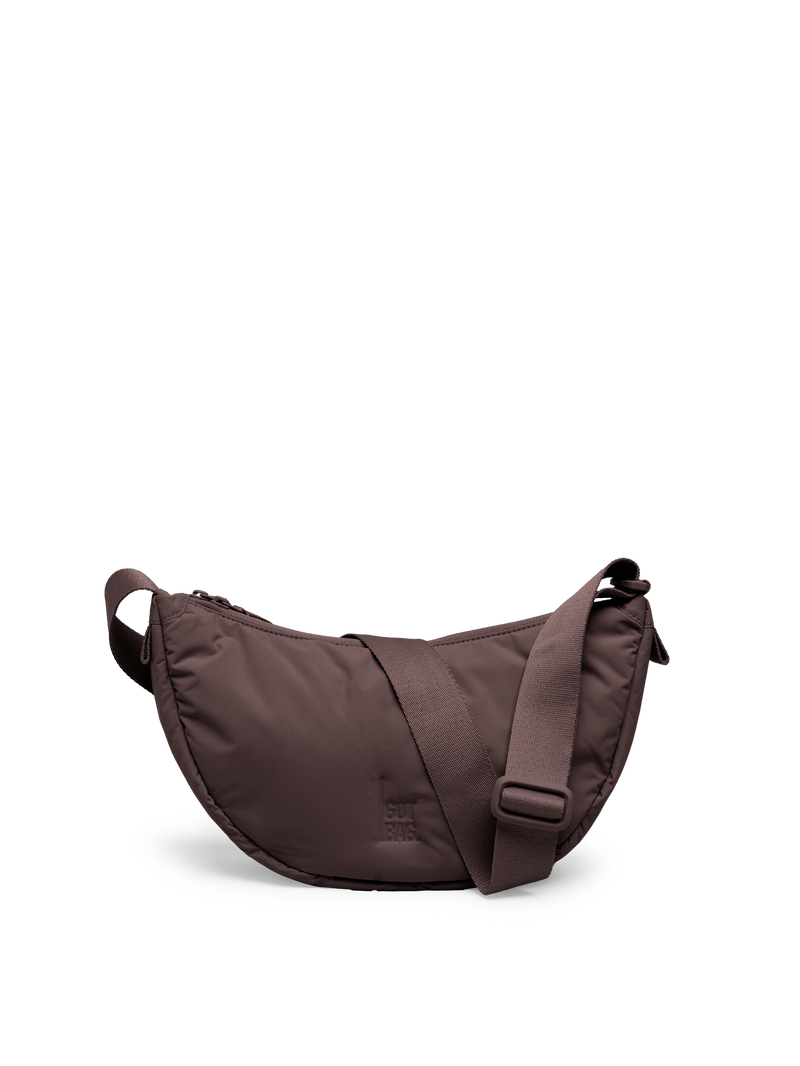CLOUD MOON BAG SMALL Tasche in sea lion (dunkles Schokobraun) als Studioaufnahme in Frontansicht.