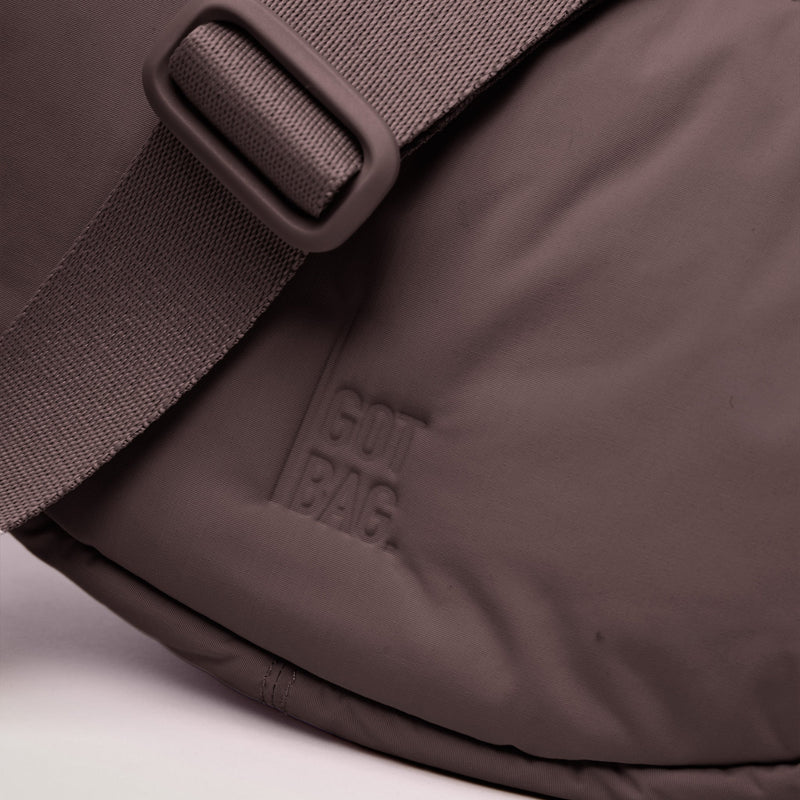 CLOUD MOON BAG SMALL Tasche in sea lion (dunkles Schokobraun), Detailaufnahme Logo.