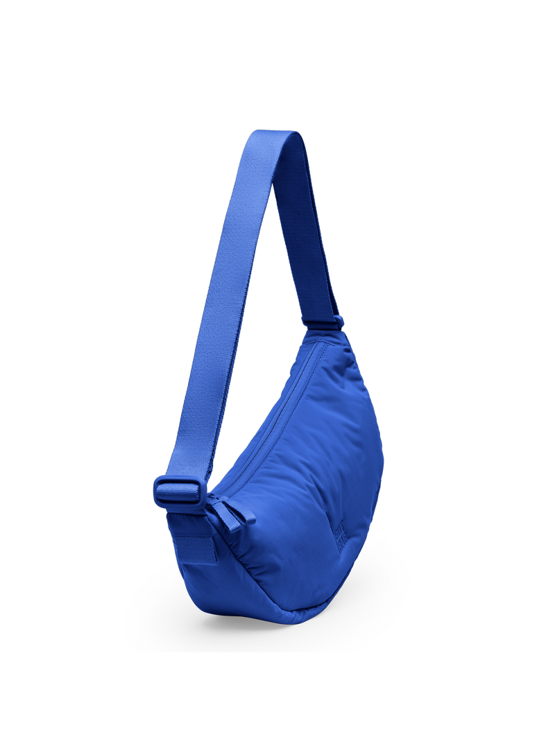 CLOUD MOON BAG SMALL Tasche in cobalt (leuchtendes Kobaltblau) als Studioaufnahme in diagonaler Ansicht.