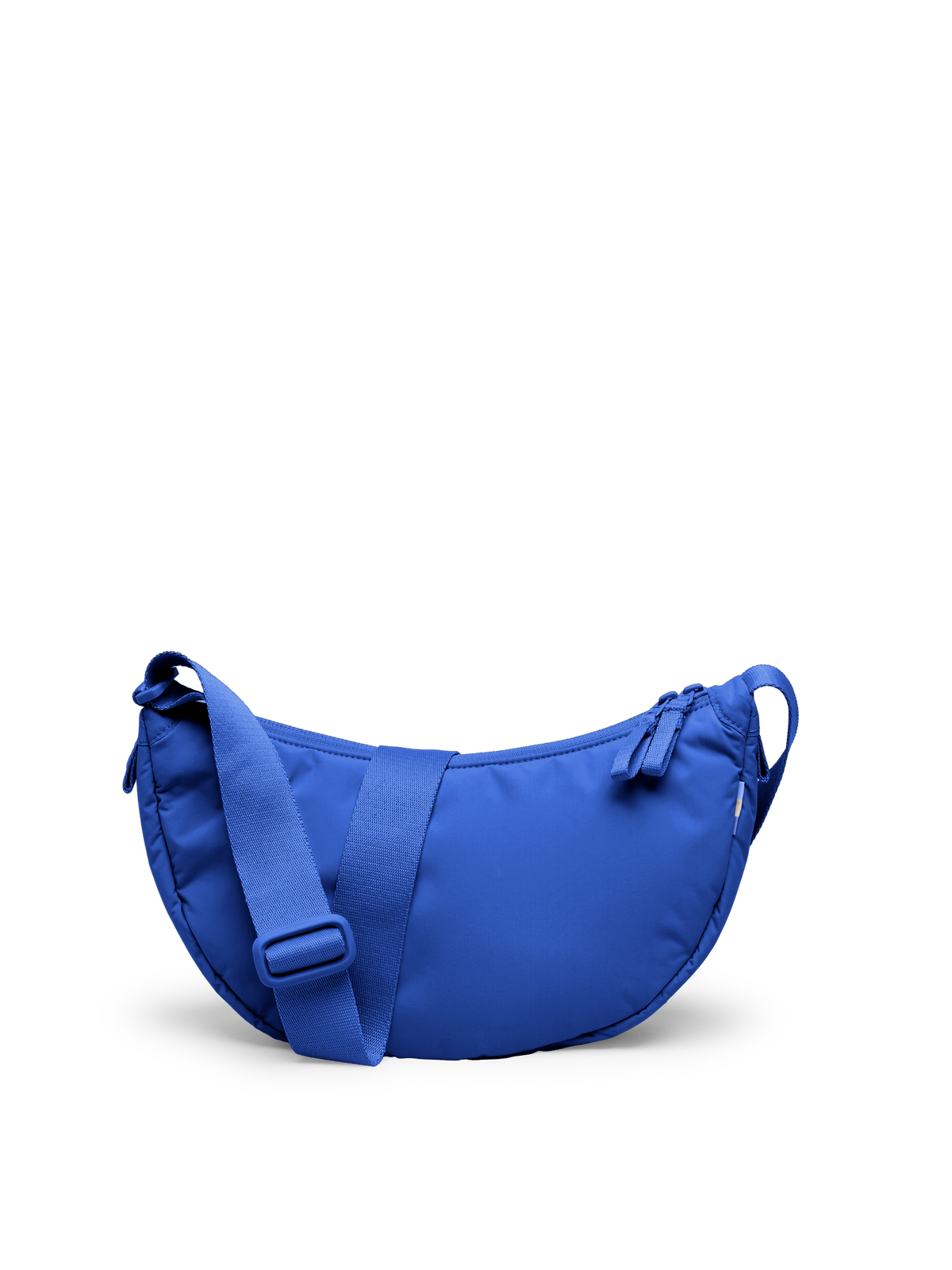 CLOUD MOON BAG SMALL Tasche in cobalt (leuchtendes Kobaltblau) als Studioaufnahme in Rückansicht.