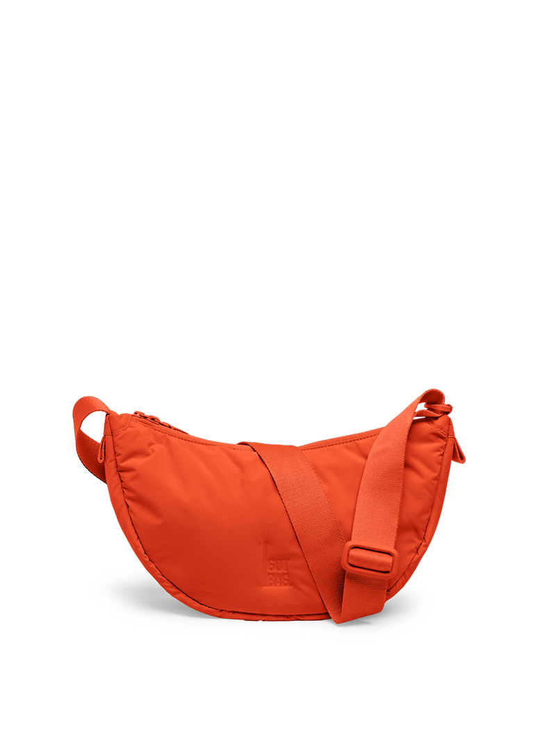 CLOUD MOON BAG SMALL Tasche in hot coral (knalliges Orange) als Studioaufnahme in Frontansicht.