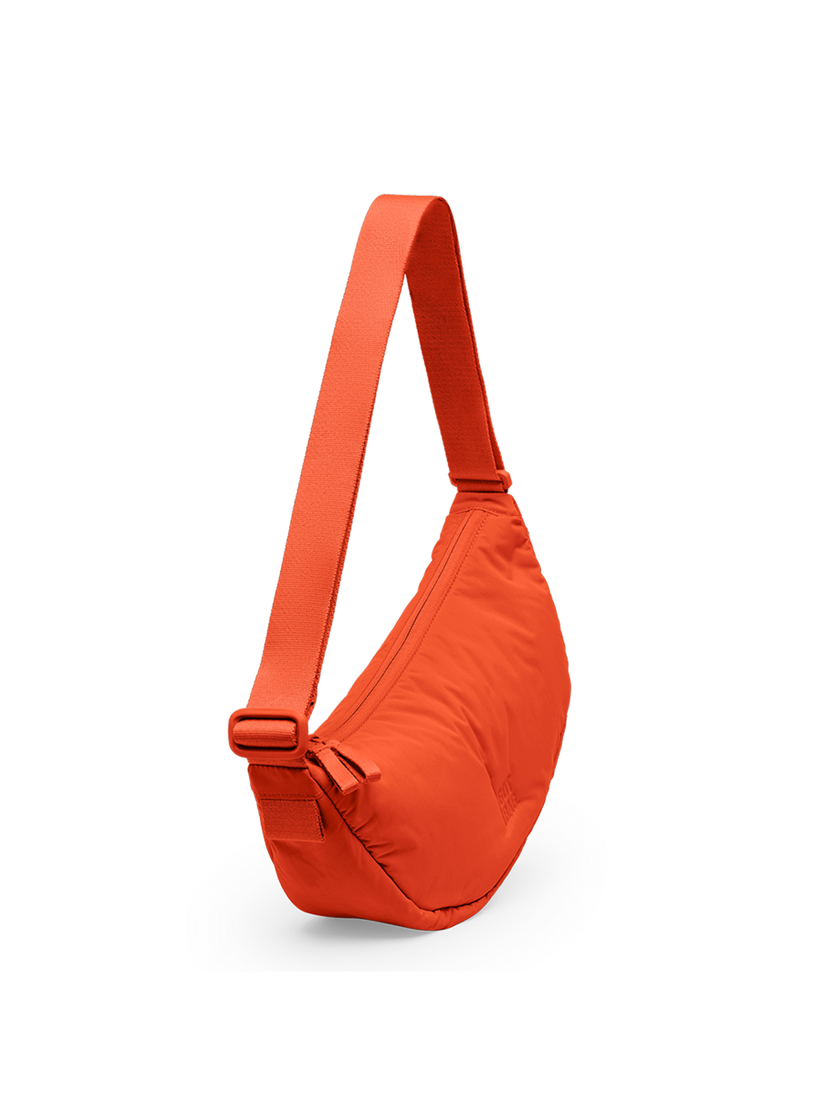 CLOUD MOON BAG SMALL Tasche in hot coral (knalliges Orange) als Studioaufnahme in diagonaler Ansicht.