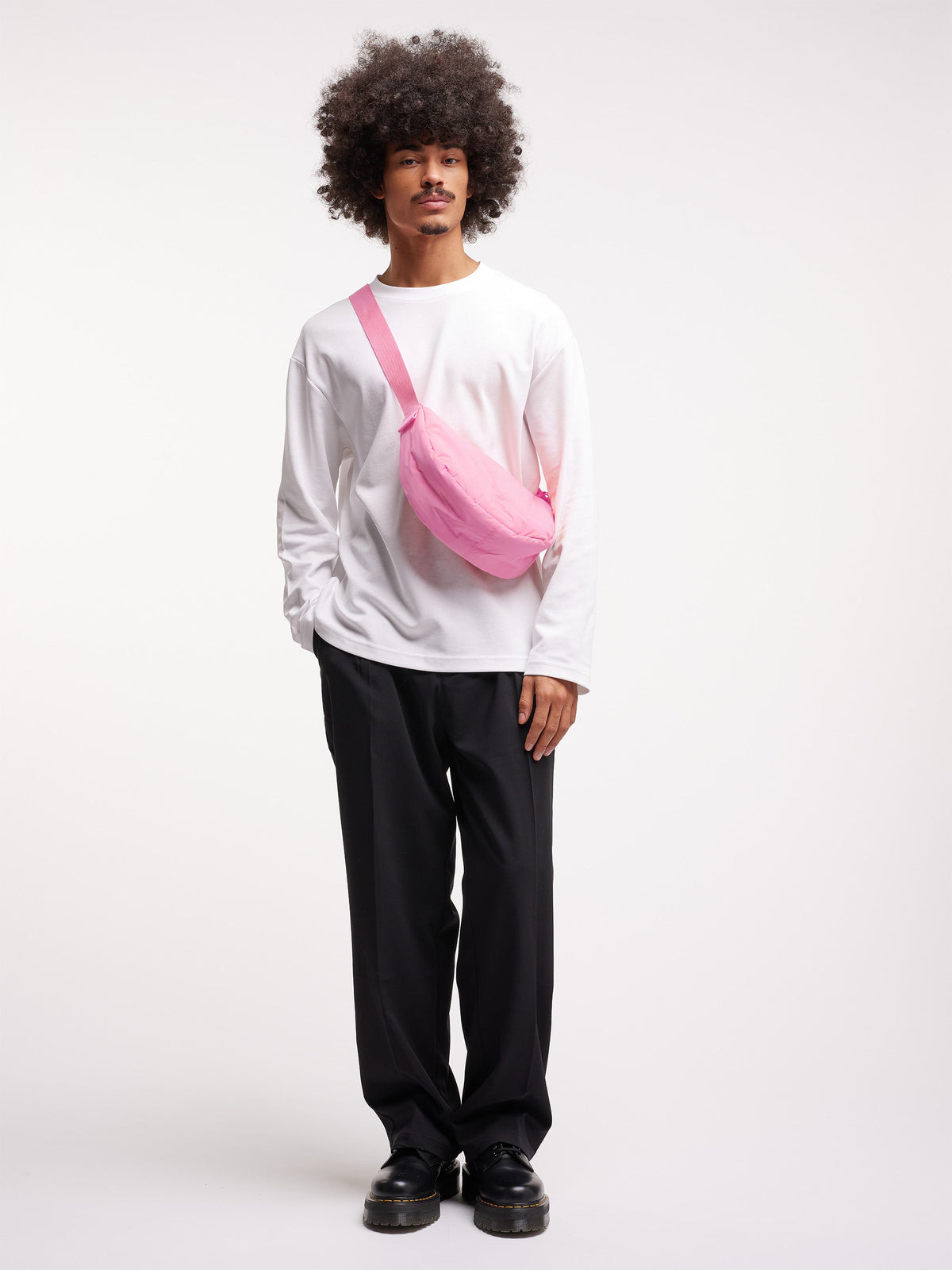 CLOUD MOON BAG SMALL Tasche in sea rose von einem Mann getragen.