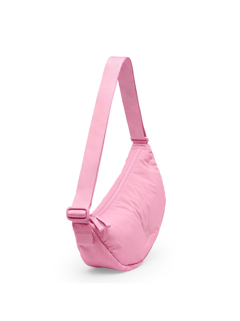CLOUD MOON BAG SMALL Tasche in sea rose als Studioaufnahme in Diagonalansicht.