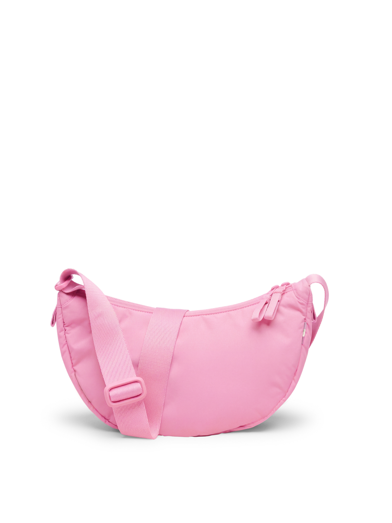 CLOUD MOON BAG SMALL Tasche in sea rose als Studioaufnahme in Rückansicht.