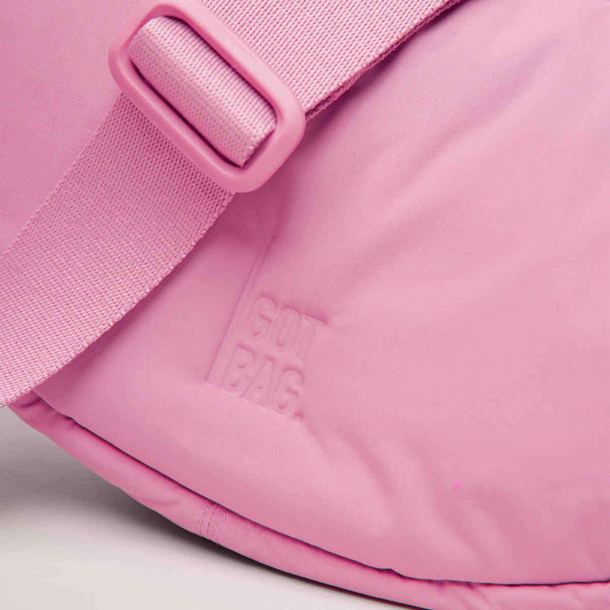 CLOUD MOON BAG SMALL Tasche in sea rose, Detailaufnahme Logo.