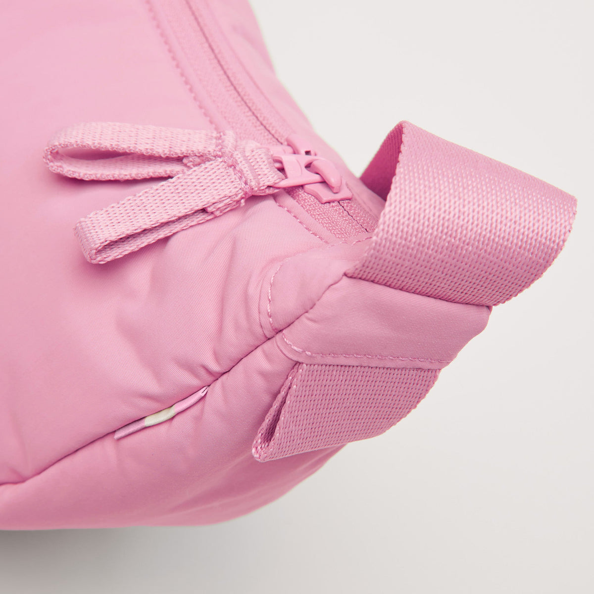 CLOUD MOON BAG SMALL Tasche in sea rose, Detailaufnahme Reißverschluss.
