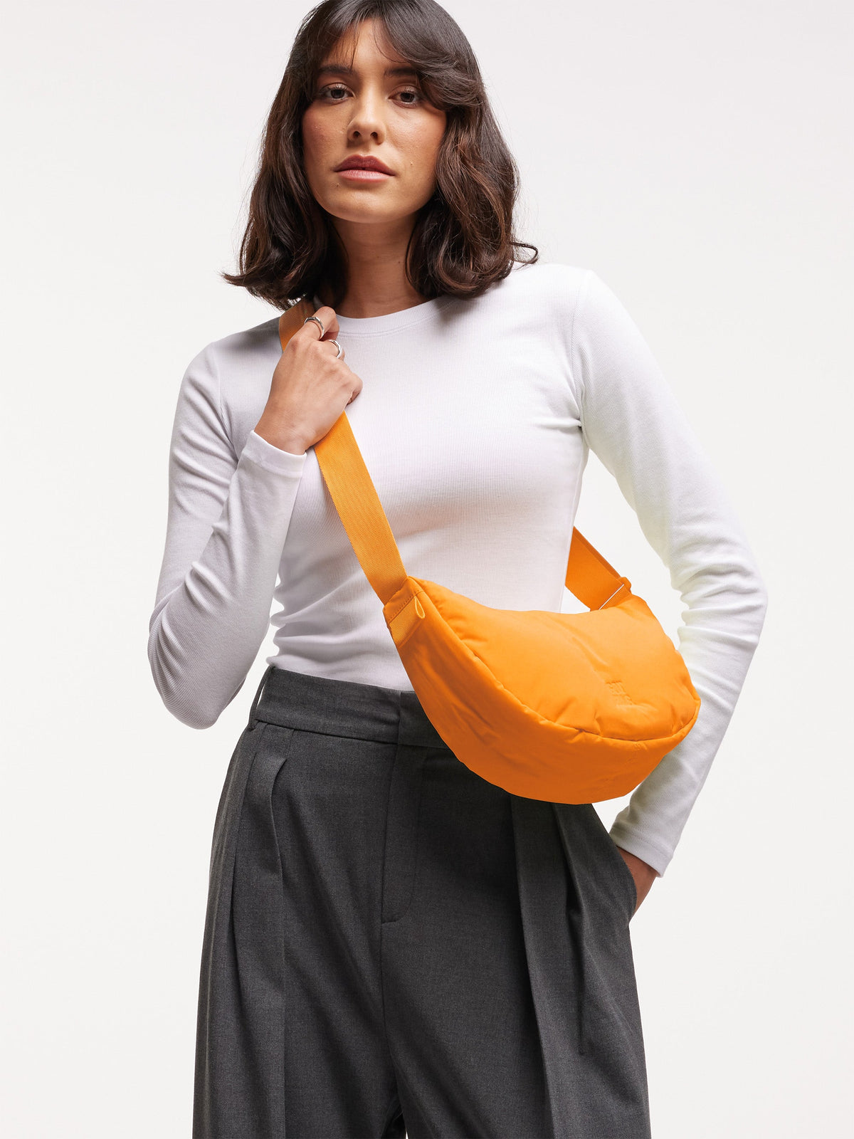 CLOUD MOON BAG SMALL Tasche in clown fish von einer Frau getragen.