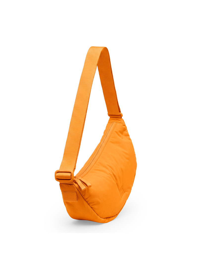 CLOUD MOON BAG SMALL Tasche in clown fish als Studioaufnahme in Diagonalansicht.