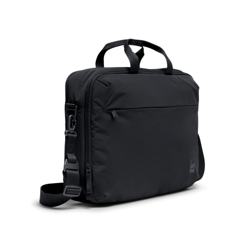 COMMUTER BAG Tasche in black (Schwarz) als Studioaufnahme in diagonaler Ansicht.